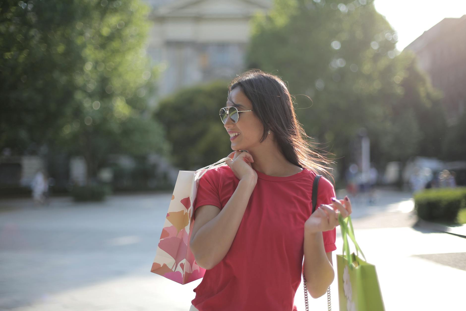スマートフォンで脱毛情報を調べる女性