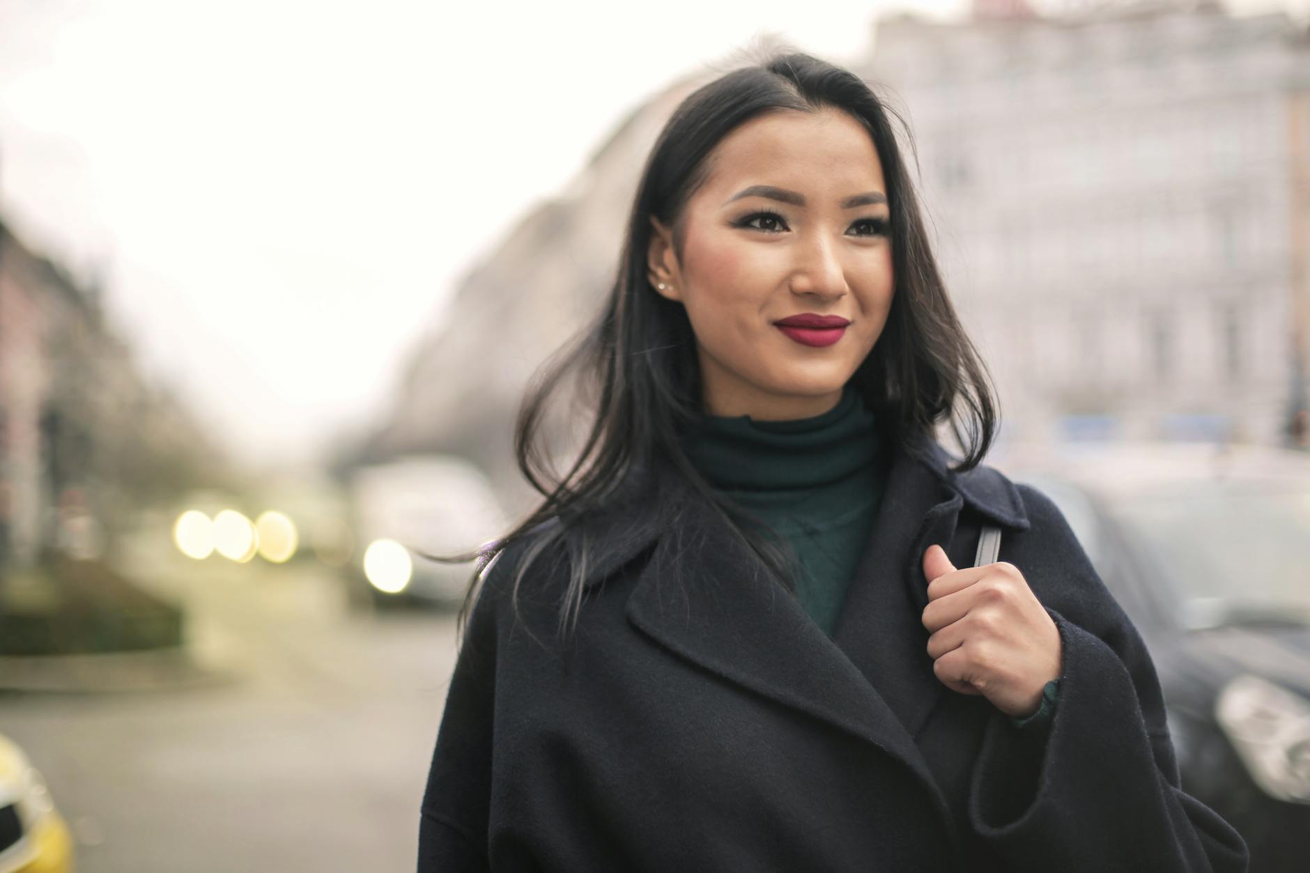 初めての脱毛を検討する女性