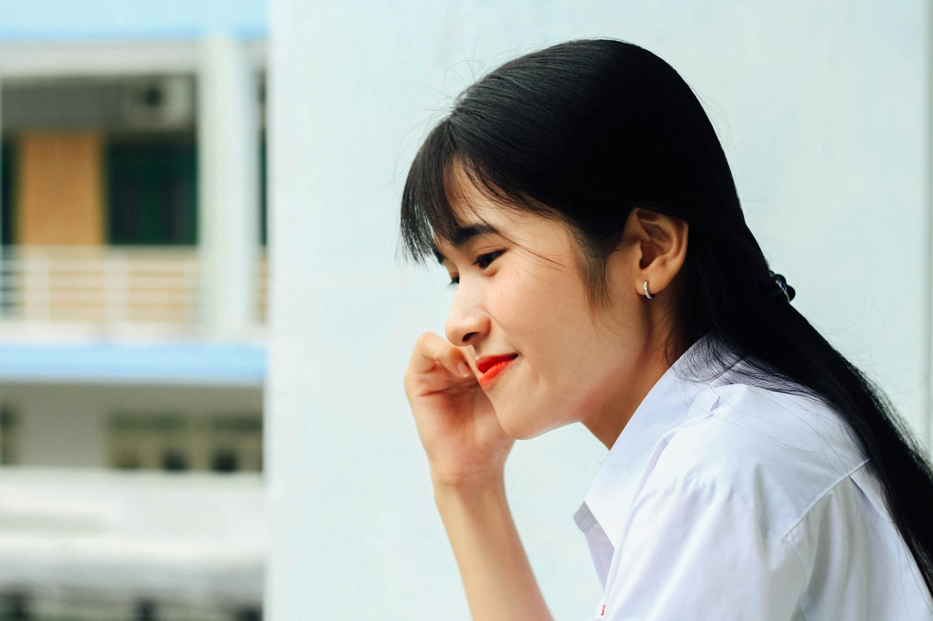 安心して脱毛を受ける女性